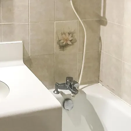 1 Bedroom Beautiful In Appartamento